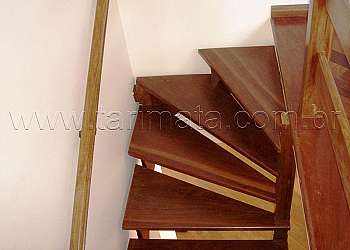 Corrimão para escada de madeira