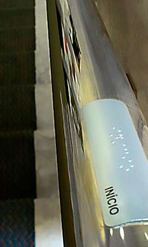 Sinalização em braille para corrimão Sinalização em braille para corrimão